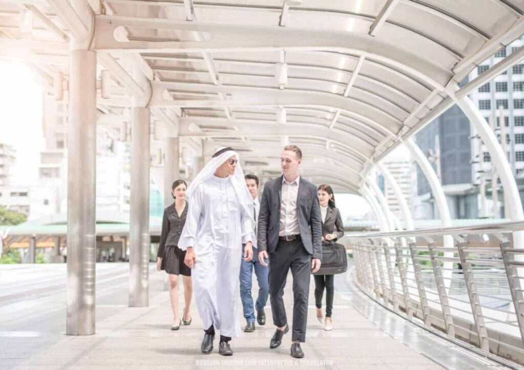 global business Arab and international business people walk and Переводчик, свободно владеющий арабским языком, поможет вам понять культурные нюансы и этикет ведения бизнеса в Дубае