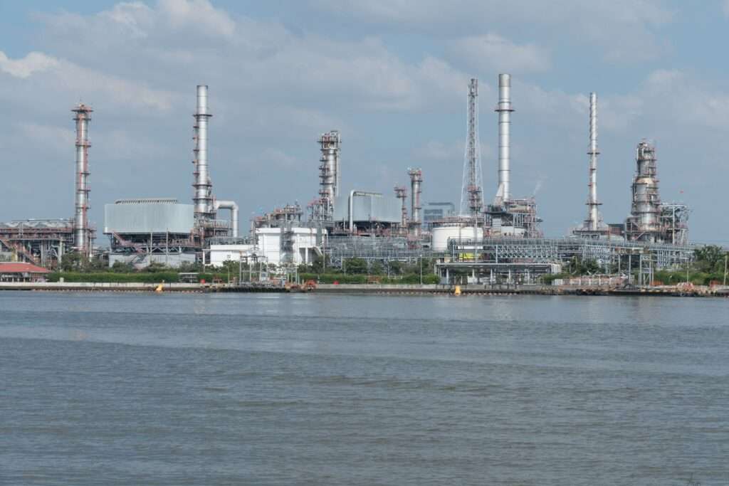 Нефтеперерабатывающий завод на берегу — переводчик нефть и газ для визитов на объекты